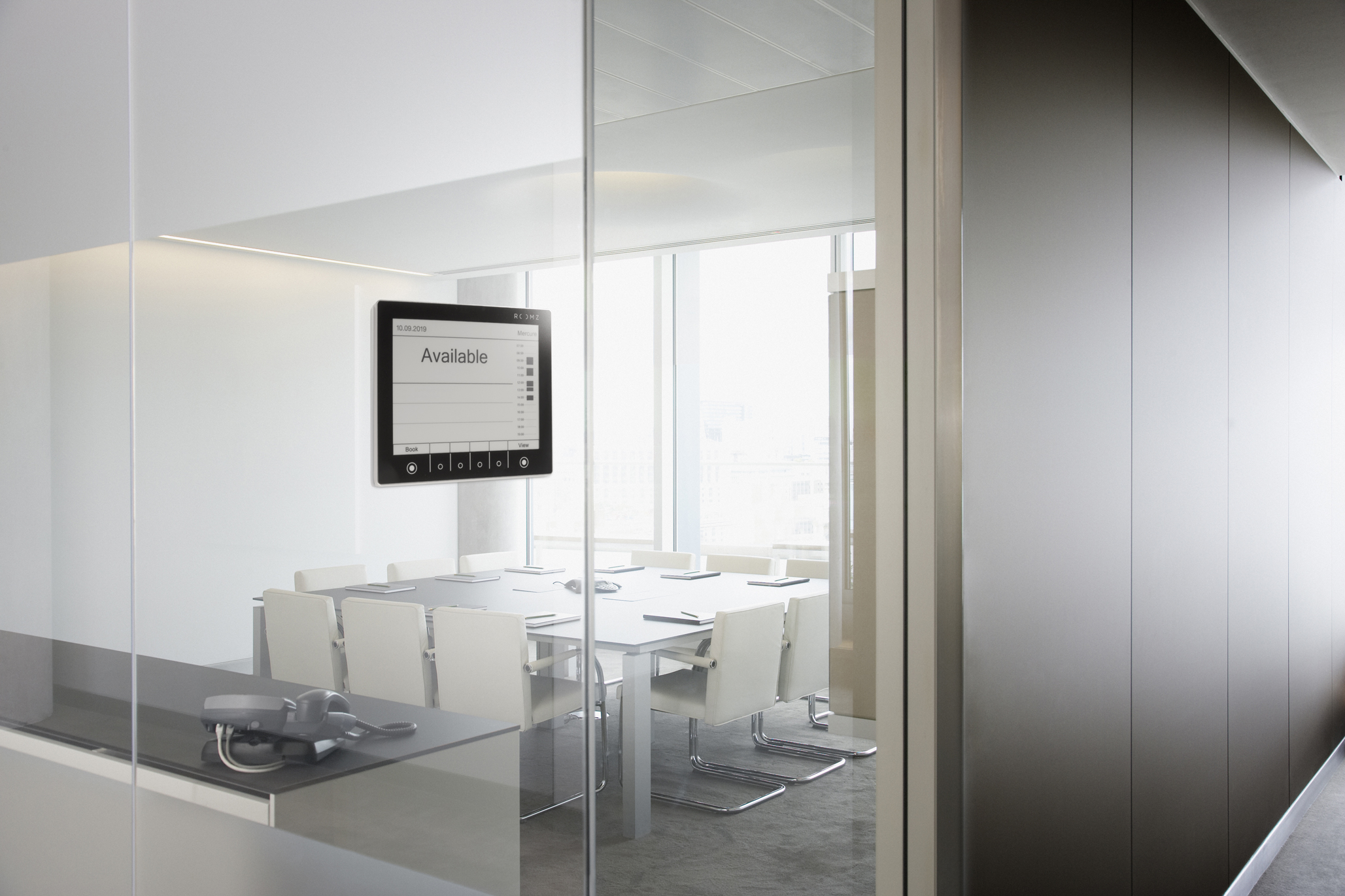 The display that manages itself